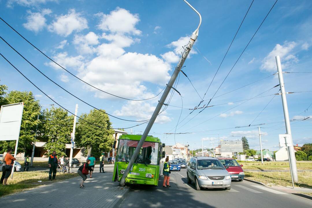 Troleibusas atsitrenkė į stulpą