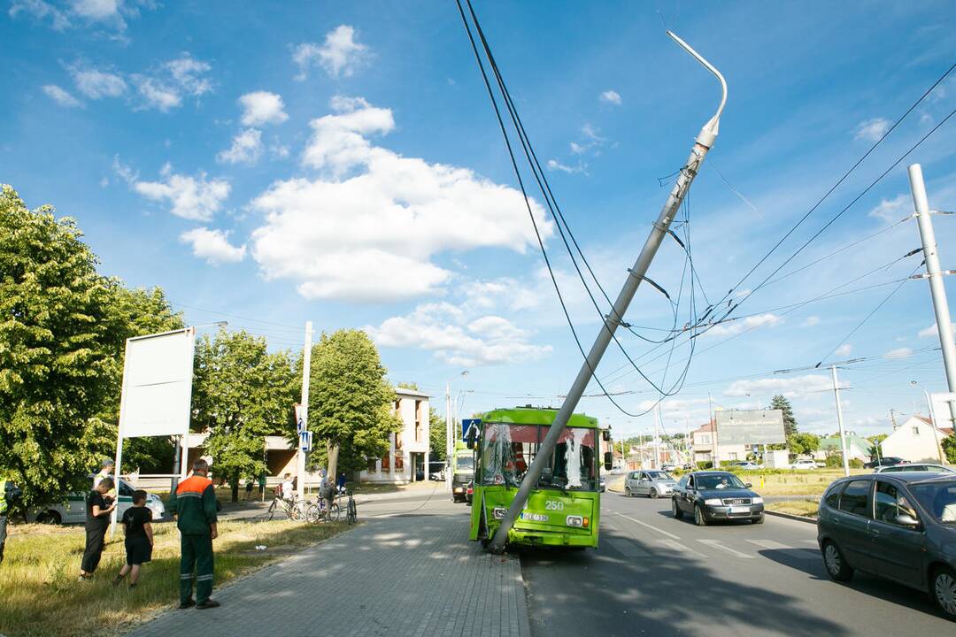 Troleibusas atsitrenkė į stulpą