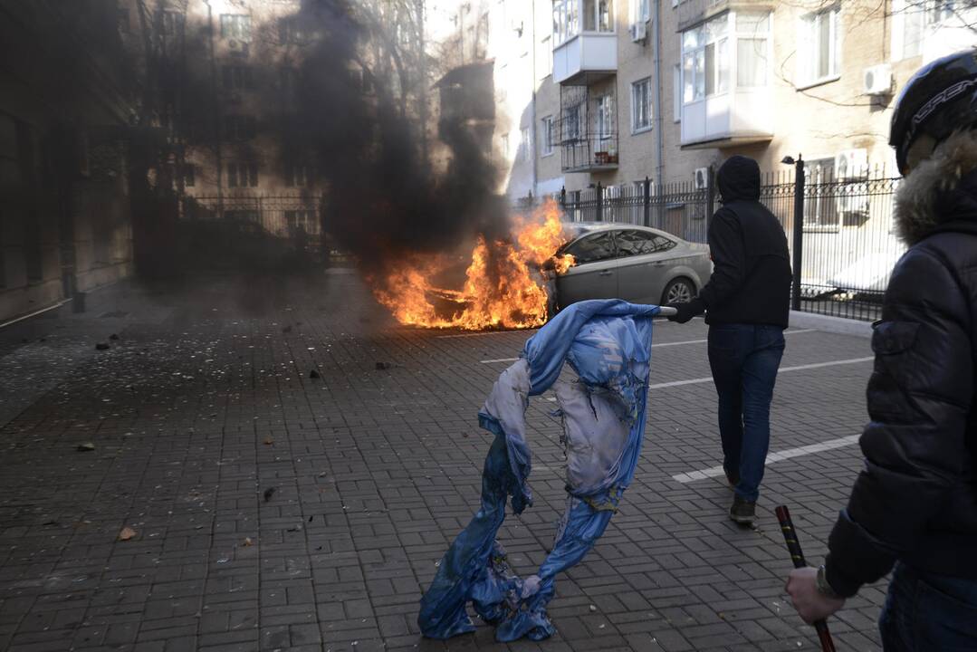 Demonstrantai išliejo savo pyktį ant V.Janukovyčiaus partijos, kai susirėmimai su milicijos pajėgomis įsiplieskė prie netoliese esančio parlamento pastato.