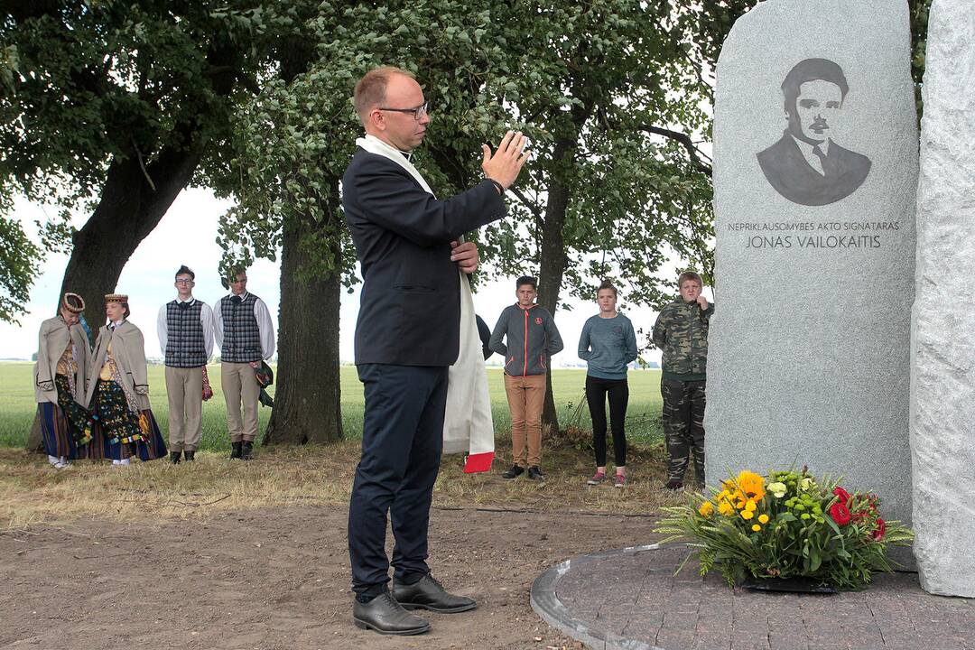 Atidengtas paminklas Jonui Vailokaičiui