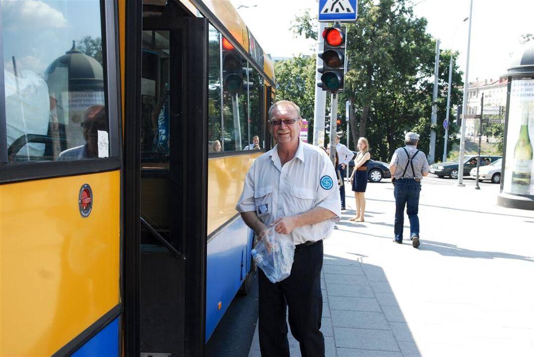 Kontrolieriai stotelėse vilniečiams dalino vandenį