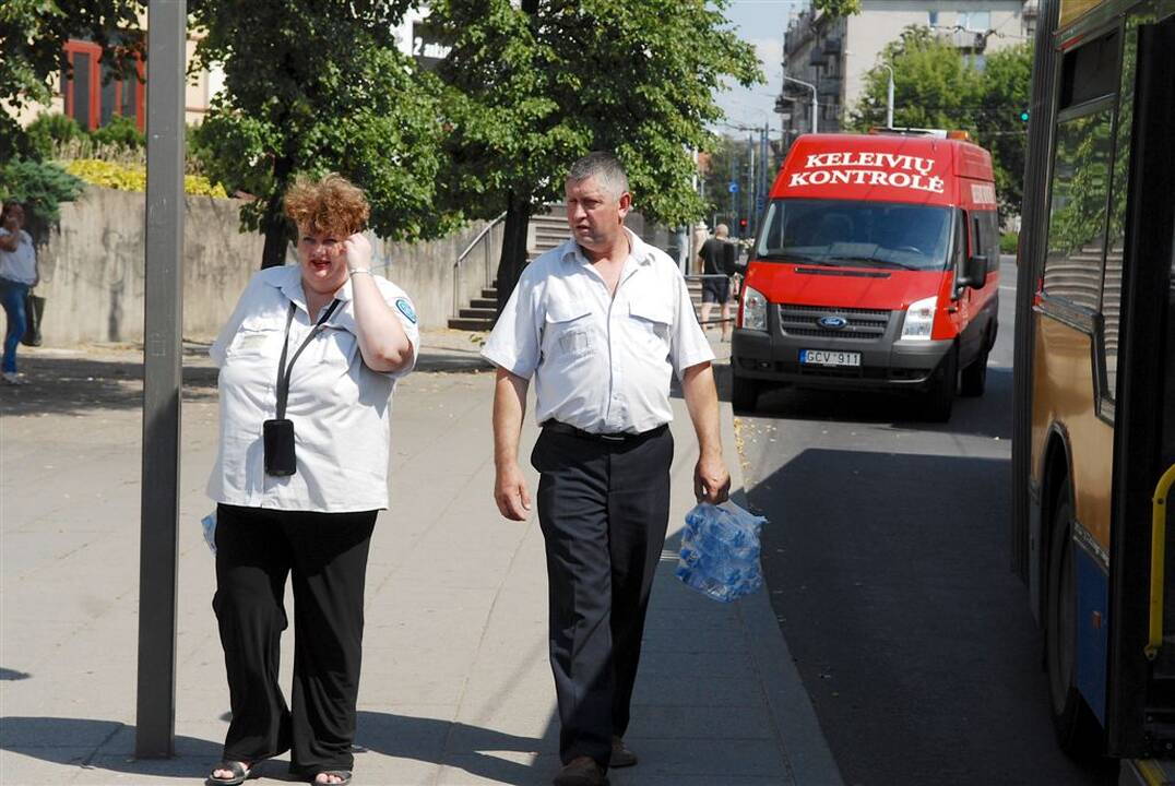 Kontrolieriai stotelėse vilniečiams dalino vandenį