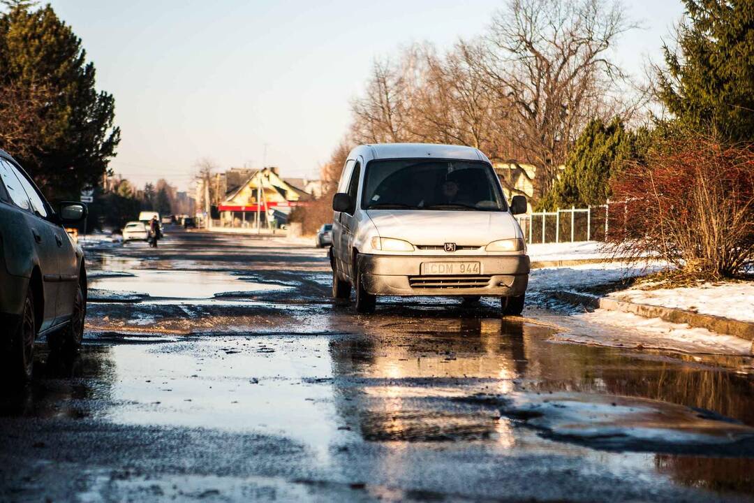 Žeimenos gatvėje trūko vandentiekio vamzdis