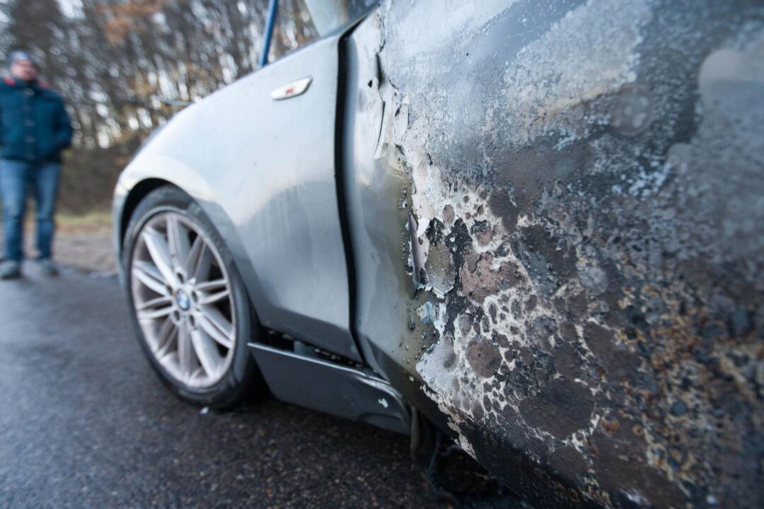 Užsiliepsnojęs BMW