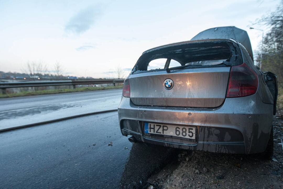 Užsiliepsnojęs BMW