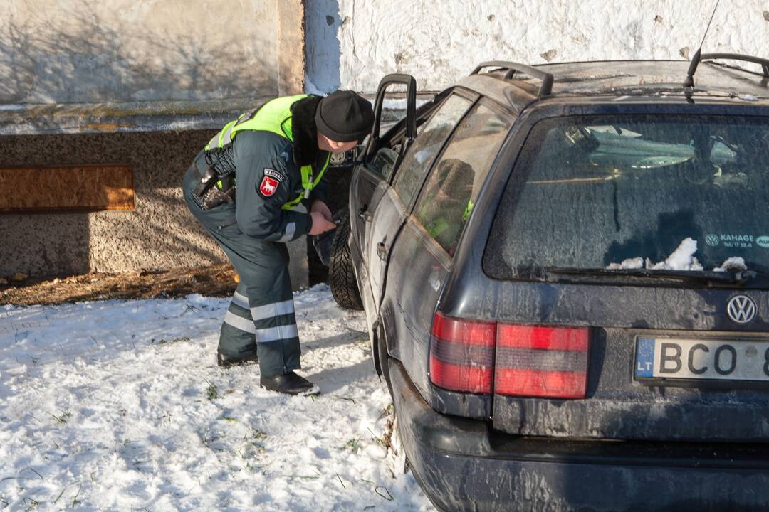 Į daugiabutį įvažiavęs "Volkswagen Passat"