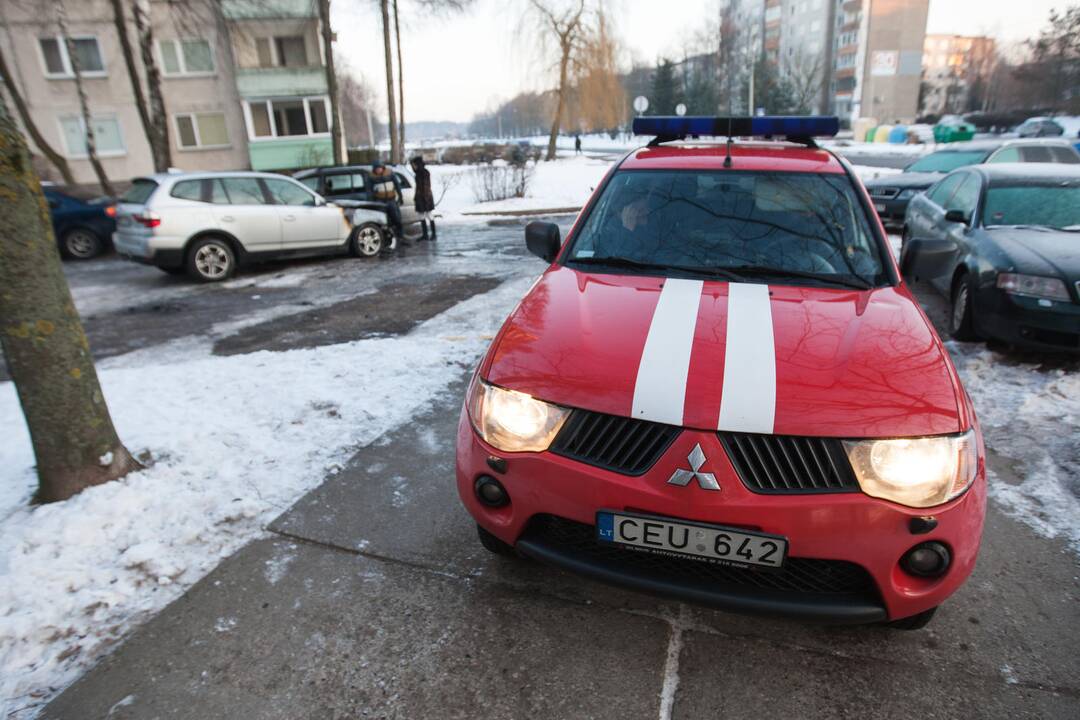 Apdegė du automobiliai V.Landsbergio-Žemkalnio g.