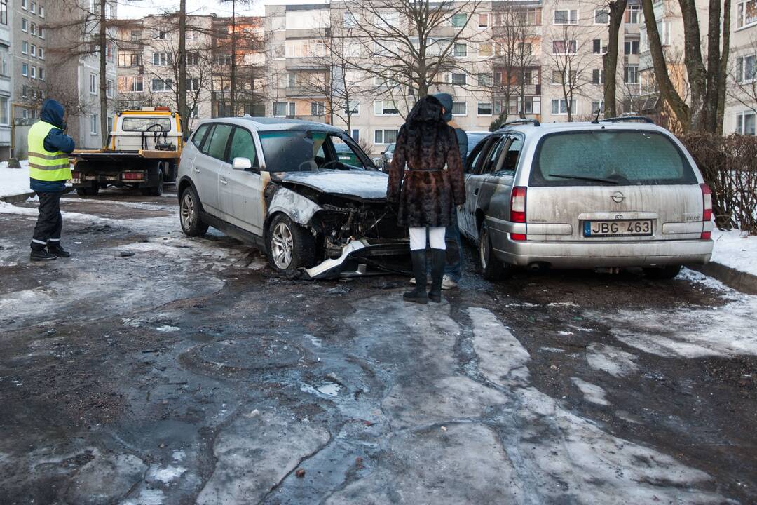 Apdegė du automobiliai V.Landsbergio-Žemkalnio g.