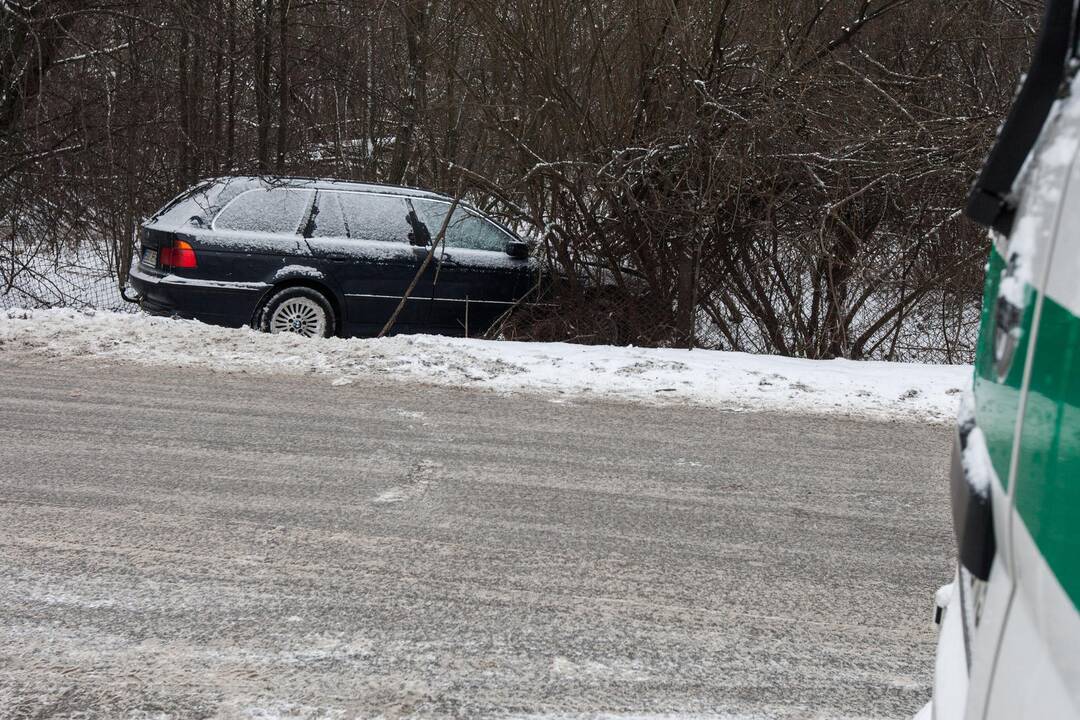 Vytėnuose BMW įlėkė į griovį