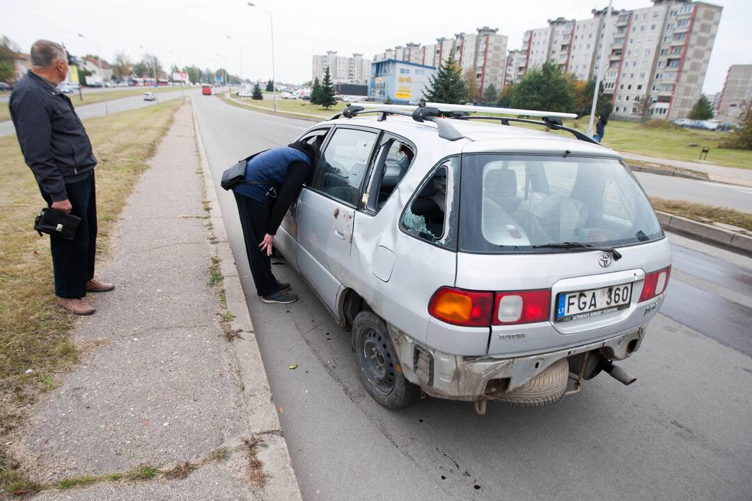 Po susidūrimo „Toyota“ nuvirto ant šono