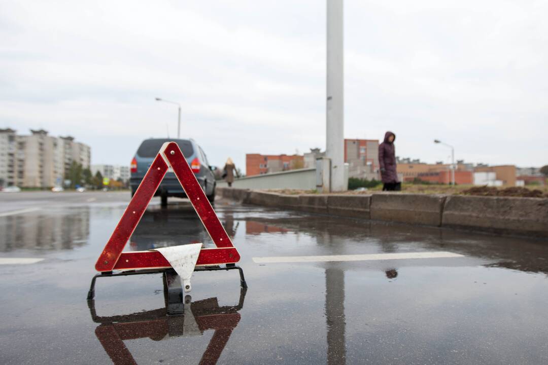 Po susidūrimo „Toyota“ nuvirto ant šono