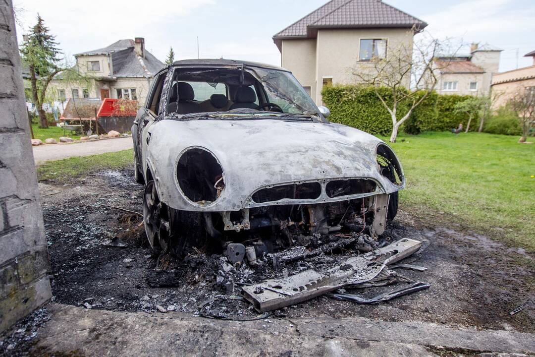 Tamulšios g. sudegė „Mini Cooper“