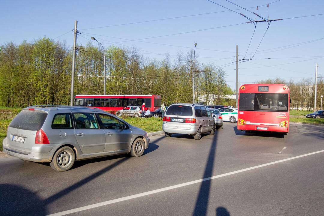 Avarija Pramonės ir V. Krėvės prospektų sankryžoje