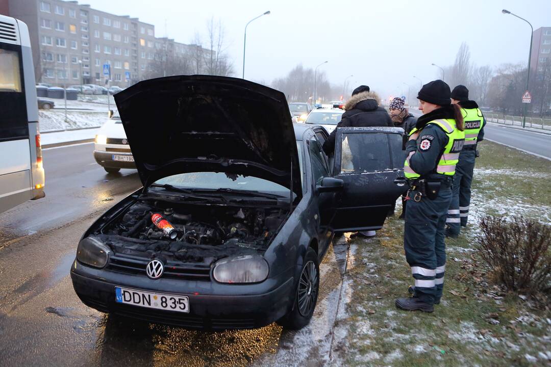 Klaipėdoje ryte užsiliepsnojo važiuojantis automobilis