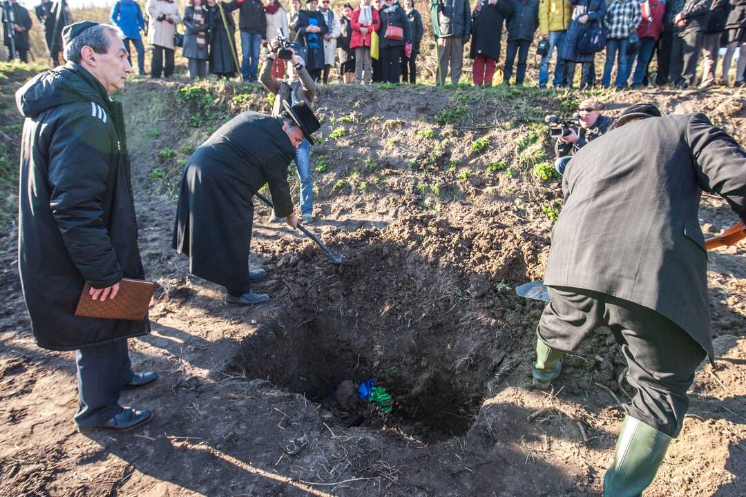 Žydų palaikų laidojimas VII forte