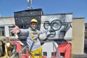 Vizitinė: T. Šimkus prie vieno iš pirmųjų didelio formato gatvės meno piešinių – „Senelio išminčiaus“. 
