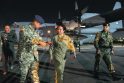 Jordanijos ginkluotųjų pajėgų išplatintoje nuotraukoje matyti princesė Salma su kitais kariškiais po skrydžio su Gazos Ruožui skirta humanitarine pagalba