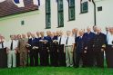 Pradžia: Jūrų kapitonų klubo nariai prie L.Stulpino namo 2004 m. 
