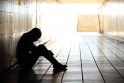 Priežastys: jautresni žmonės depresija gali susirgti mirus artimam žmogui, išgyvendami skyrybas, žlugus karjerai, patirdami patyčias ar psichologines traumas darbe.