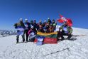 Laikas: liepos 30 d. keturiolika Lietuvos alpinistų pasiekė beveik 4,4 km aukščio Chiuiteno viršukalnę ir ten pirmą kartą iškėlė lietuvišką trispalvę.