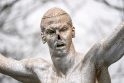 Protestas: gerbėjai, nusivylę Z.Ibrahimovićiaus elgesiu, nusprendė aukcione parduoti tris jo statulos nosies kopijas.
