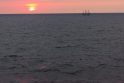 Kontroversija: vakaro žarų nuspalvinta iš išorės Baltijos jūra atrodo žavi.