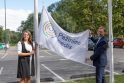 Mokyklų ir darželių steigėja Audronė Kancė–Grdzelišvili ir vadovas Renatas Štopas simboliškai pirmąkart Kaune iškelia „Pažinimo medžio“ vėliavą.