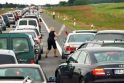 Ramentu autostradoje mosikavusiai moteriai gresia bauda