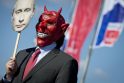 Krūtines apnuoginusios aktyvistės protestavo prieš V. Putino vizitą