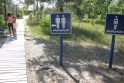Poreikiai: Nidos paplūdimyje specialūs ženklai nurodo maršrutą iki nudistų pliažo.