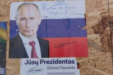 Plakatą su V. Putino atvaizdu ir keiksmažodžiais pakabinusiam vyrui – bauda