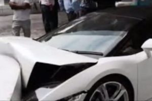 Indijoje viešbučio patarnautojas sudaužė brangų „Lamborghini“