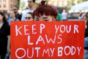 Lenkijoje atmetus pasiūlymą dekriminalizuoti pagalbą atliekant abortą kilo protestai
