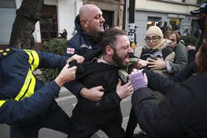 Tbilisyje policijai išvaikius demonstrantus, šie sugrįžo ir vėl įrengė stovyklą