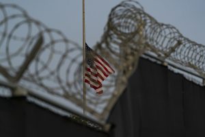 Trumpas sieks pasiųsti į Gvantanamo kalėjimą kelias dešimtis tūkstančių migrantų