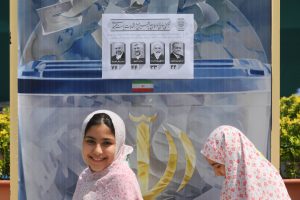 Regioninės įtampos ir visuomenės apatijos fone Iranas renka žuvusio prezidento įpėdinį