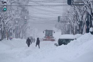 Šiaurės Japoniją užklupo gausus sniegas, sutriko eismas, oro uostų veikla