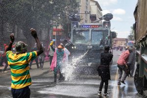 Kenijoje vyksta masiniai protestai, policija naudoja kovinius šaudmenis