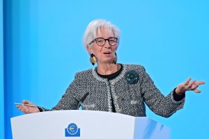 Pasak Lagarde, ECB ir toliau mažins palūkanų normas