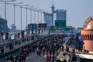 Protestuojantys studentai blokuoja greitkelius Serbijos sostinėje ir kituose miestuose