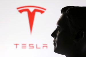 Analitikai: Muskas rizikuoja atbaidyti ES pirkėjus nuo „Tesla“