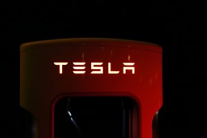 „Tesla“ pelnas per metus krito 71 procentu