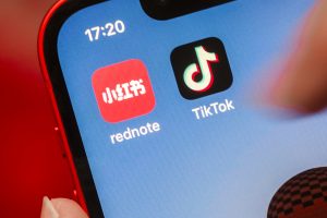 „TikTok“ gręsia nemalonumai Jungtinėje Karalystėje