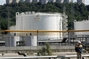 Ukraina smogė rusų naftos perdirbimo gamyklai Tuapsėje