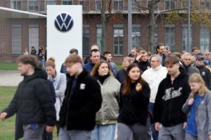 Krizės apimta „Volkswagen“ planuoja uždaryti gamyklas, smarkiai karpyti atlyginimus