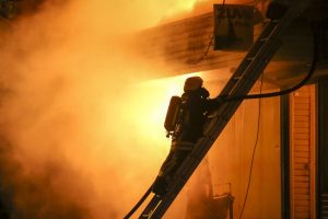 Siaubinga metų pradžia: gesinant gaisrą ugniagesys krito iš trijų metrų aukščio