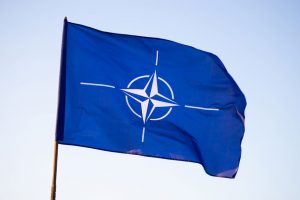 NATO pasirašė 1,2 mlrd. dolerių vertės kontraktų dėl artilerijos sviedinių