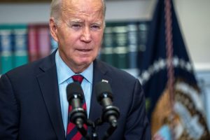 J. Bidenas rūpinasi, kad dėl chaoso JAV gali nukentėti pagalba Ukrainai