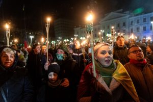 Iki tūkstančio žmonių Vilniuje žygiavo eitynėse su deglais