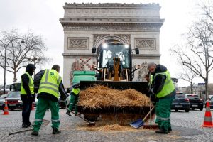 Prancūzija protestuojantiems ūkininkams pasiūlė pinigų ir paramos priemonių